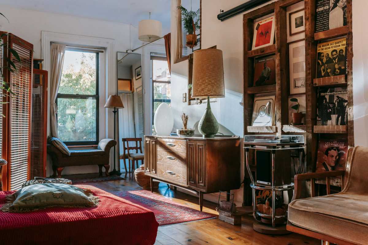 Seven Creative Methods to Blend Vintage Pieces into Your Contemporary Home